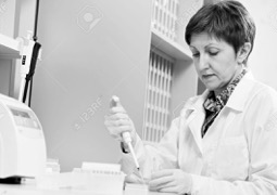 16220536-scientifique-avec-compte-gouttes-au-laboratoire-Banque-d'images 2